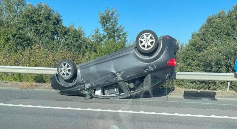 Lezárták az autópályát: Hatalmas baleset az M7-esen a Balaton irányába (fotó)