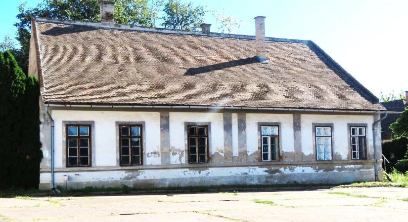 Romokban a legendás magyar laktanya: 200 év után végleg eltűnhet, nem törődik vele az önkormányzat – videó