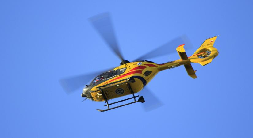 Óriási karambol történt az M7-esen, felborult egy autó, mentőhelikopter a helyszínen
