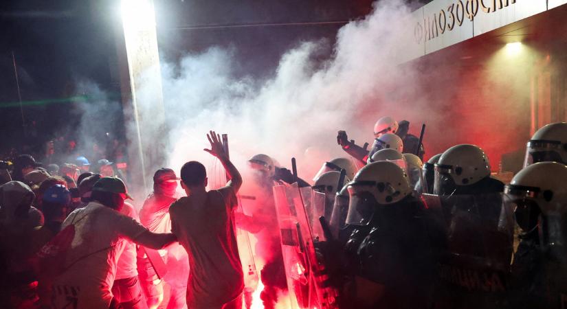 Szerbiai pandemónium: tankok, mérgező gázok, meztelenre vetkőztetett egyetemisták, bebörtönzött gazdák