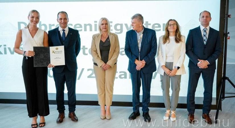 A Debreceni Egyetem legkiválóbb sportolóit ünnepelték a Nagyerdei Stadionban