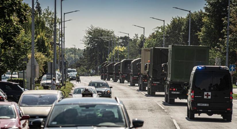 Katonai konvoj lepi el az M1-es autópályát, erre figyelmeztetnek minden autós