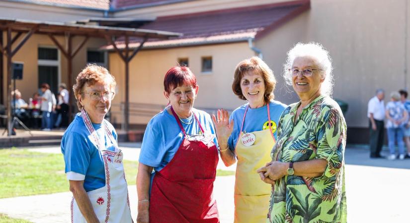 A brassóival nyertek – 11 csapat nevezett a nyugdíjas főzőversenyre