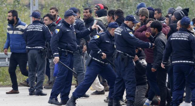 Verekedő migránsok sebesítettek meg két rendőrt Boszniában