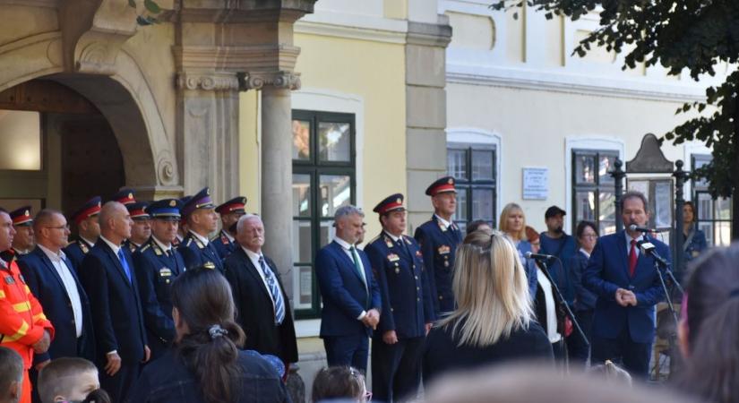 Összegyűltek a rendőrök a sátoraljaújhelyi főtéren