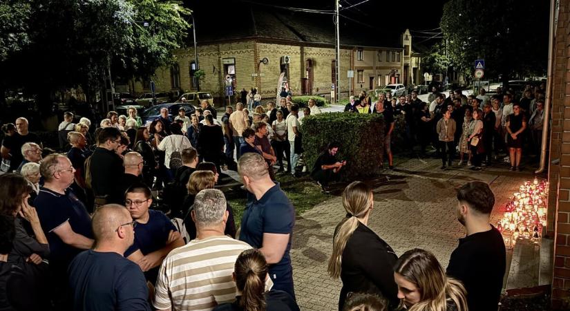 „Aljas propagandisták terrorizálják az országot” – Mécsesekkel emlékeztek a fideszesek által halálba kergetett rendőrkapitányra