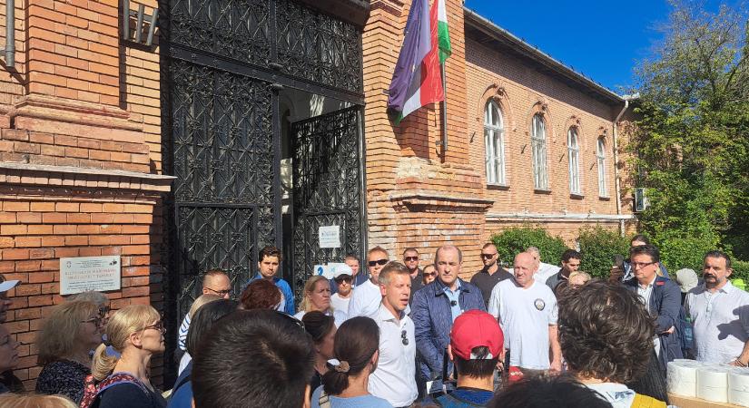 Megkezdte a Tisza az adományok átadását a kórházaknak