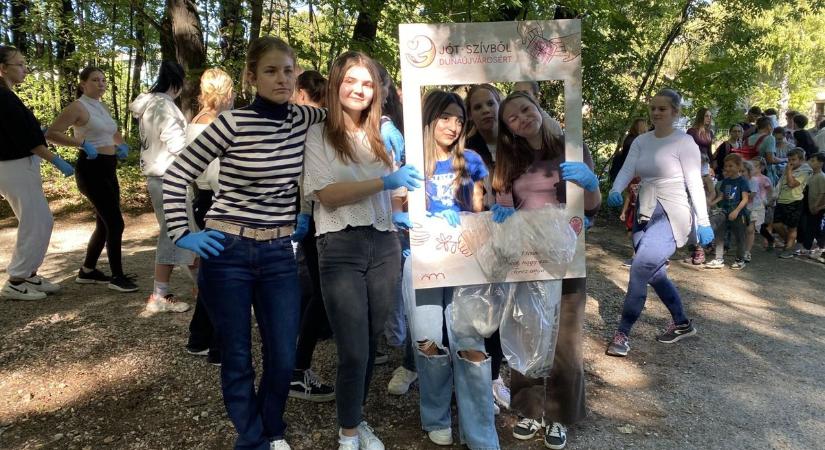 Közösségi rekord Dunaújvárosban: több mint 1600 kg szemetet szedtek össze a diákok (képgalériával, videóval)