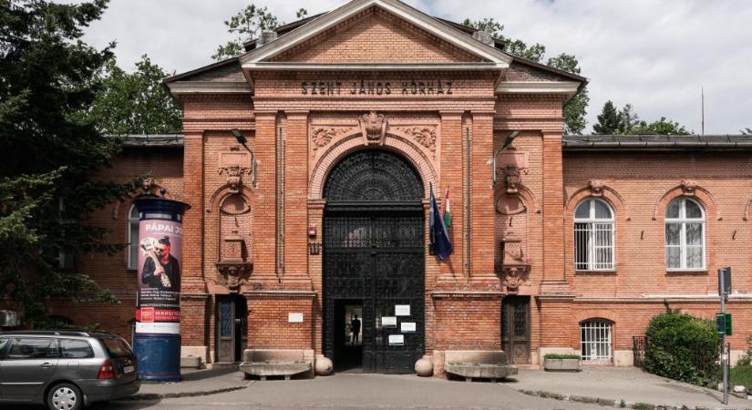 Egy rövid vita után sikerült bevinniük Magyar Péteréknek az adományokat a János Kórházba
