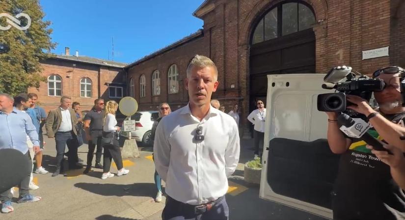 "A hangulatkeltést hagyjuk abba!" - Magyar Péter kórházi adományt oszt