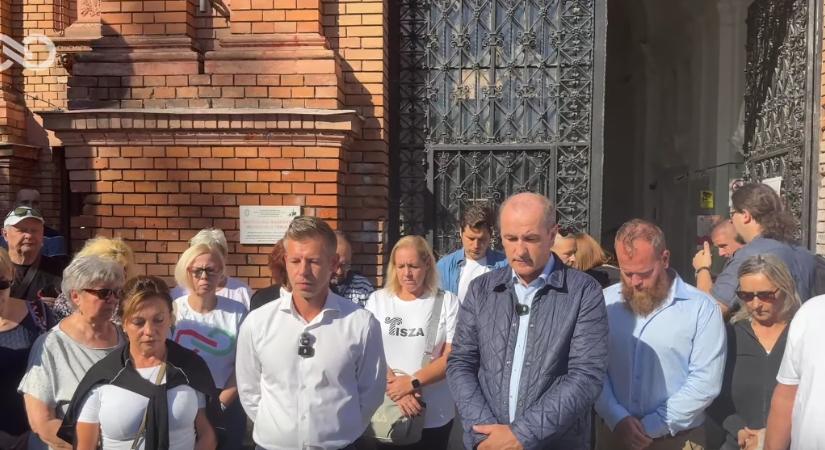 Magyar Péterék a kórházi adomány átadása előtt megemlékeztek Szabó Zsoltra