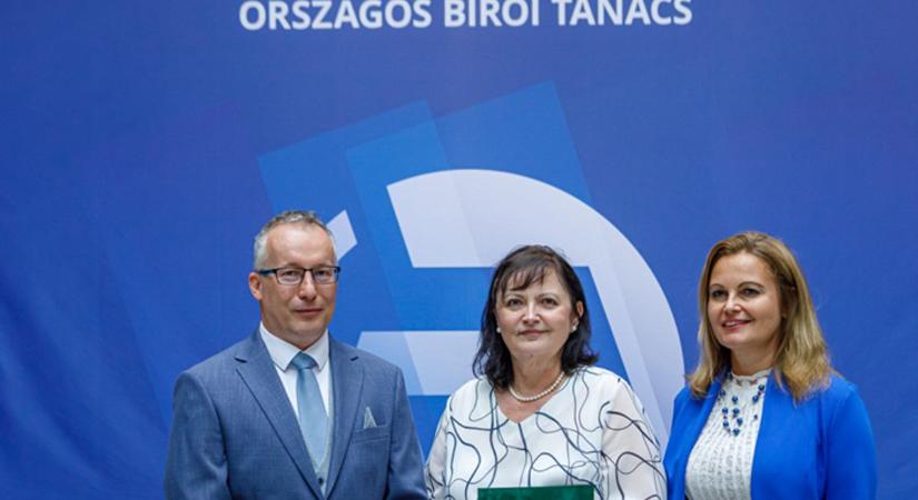 Különleges elismerést vehetett át dr. Csullag Józsefné, a Szekszárdi Törvényszék korábbi elnöke
