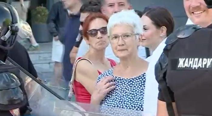 Megkezdődött a katonai parádé, a csendőrség nem engedi a polgárokat a rendezvényre