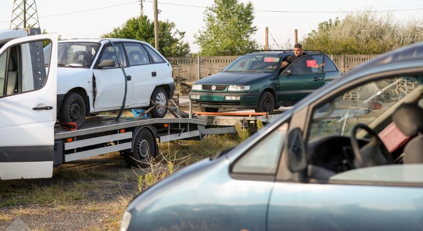 Több száz autó tűnt el az utcákról
