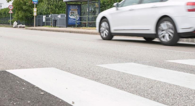 Drámai pillanatok Szolnokon, fedélzeti kamera rögzítette a sokkoló jelenetet a zebrán – videóval