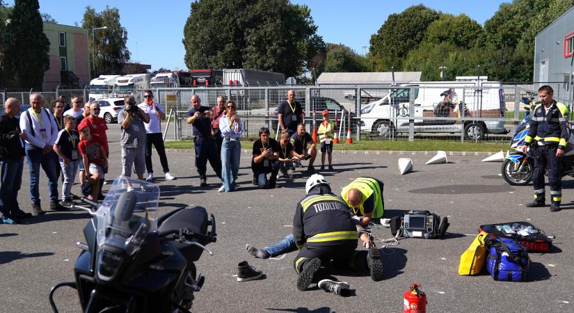 Életmentő tudást kapnak a motorosok Debrecenben