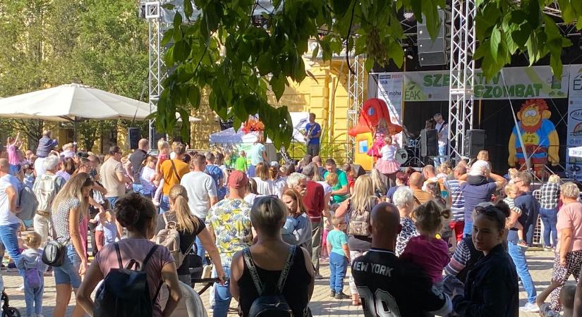 Hatalmas a nyüzsgés a Kossuth téren, hosszú sorokban állnak az ajándékokért, és a rekordkísérlet előtt (fotók, videó)