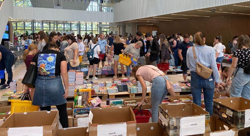 Olvasni menő! Sorban álltak a vásárlók a szépséghibás könyvekért – képekkel