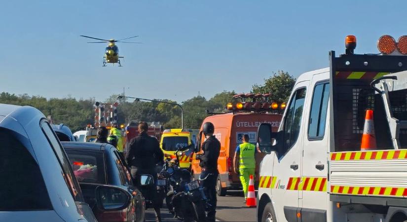 Kiderült, kiért jött a mentőhelikopter az M7-esen – helyszíni fotó
