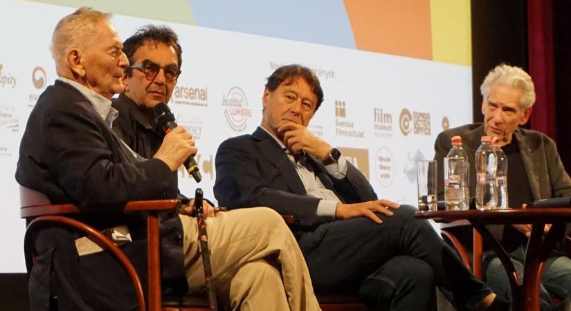 „Mit köszönhet a filmes világ Anita Ekberg dekoltázsának?” – legendás filmrendezőket ültetett egy asztalhoz Robert Lantos Budapesten