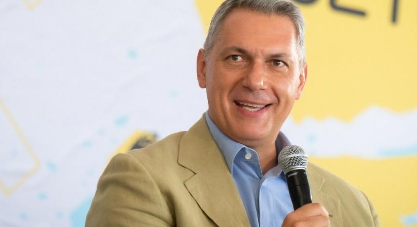 Lázár János tombol, miután a vele hírbehozott szennylap lejárató cikke nyomán öngyilkos lett a rendőrkapitány