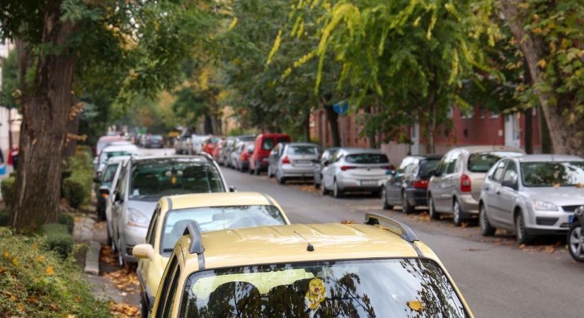 Ennek az autónak egy kereke van csak bent – szürreálisan borzalmas parkolás Balmazújvárosban – fotókkal!