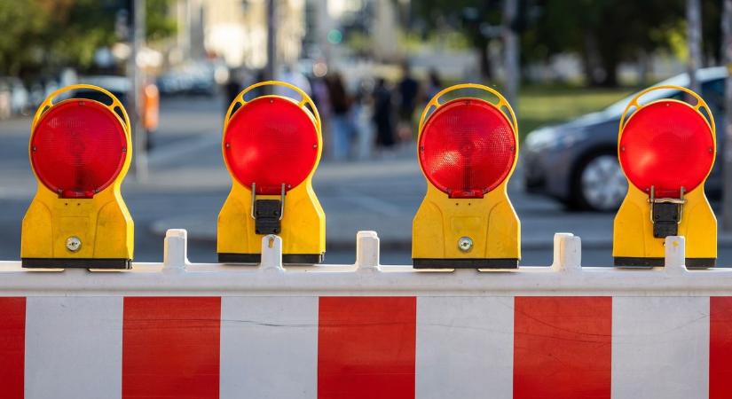 Figyelem, útlezárás és forgalomkorlátozás az egyik legnépszerűbb Balaton-parti településen!