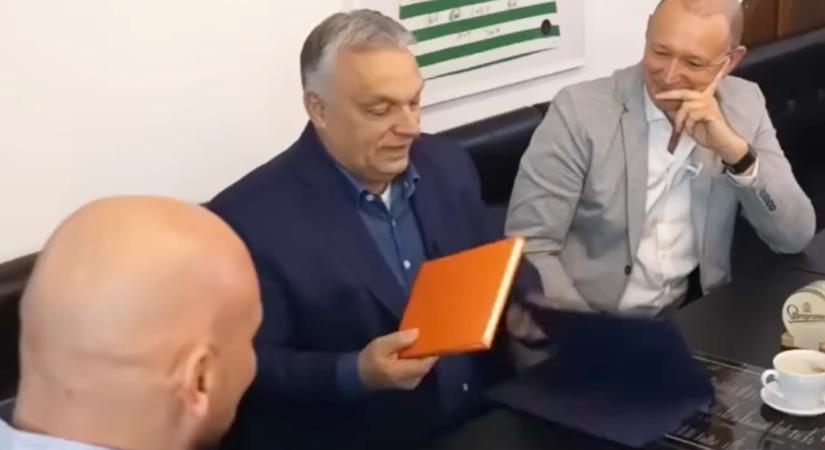 Orbán felvillantotta a jegyzetfüzetét, de a kamera belelátott: nem semmi, hogy mi volt benne