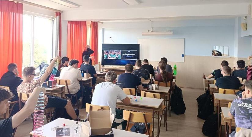 Kapu Tiborral kísérleteztek együtt a Bánkis diákok