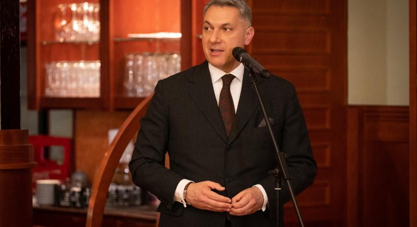 Lázár János: „Ez az a vérvörös határvonal”