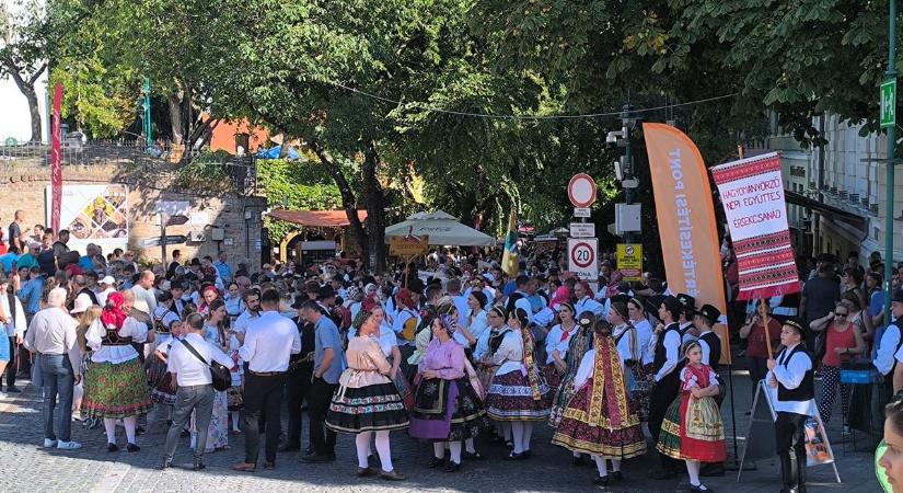 Hatalmas tömeg a belvárosban: perceken belül indul a szekszárdi szüreti felvonulás (fotókkal)
