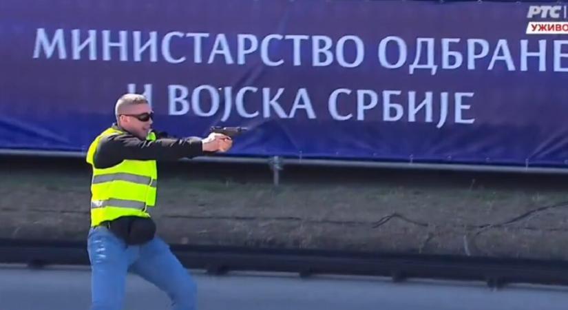 Botrány a katonai parádén: Önnek ki jut eszébe a láthatósági mellénybe öltöztetett támadóról?