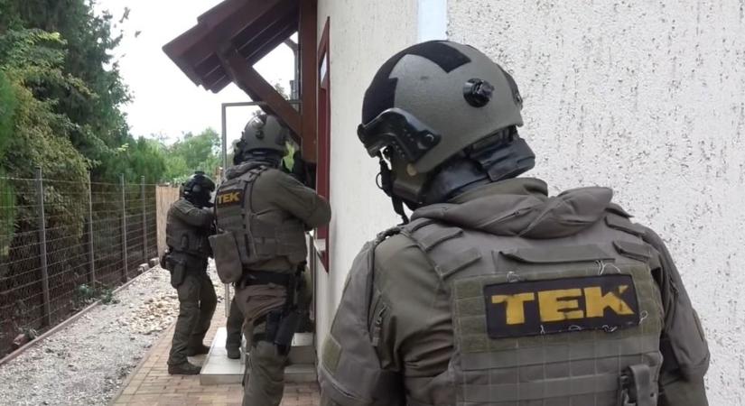 Lőfegyverek mellett háborús titkot is rejtett a tiszafüredi férfi otthona – videóval