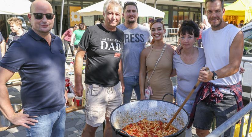 Több száz adag lecsó főtt a jótékonyság jegyében