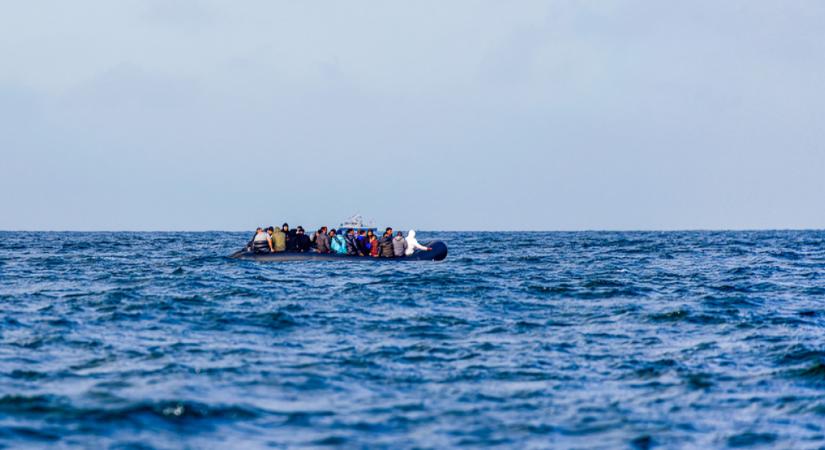 Több mint 1000 migráns érkezett pénteken az Egyesült Királyságba a La Manche-on