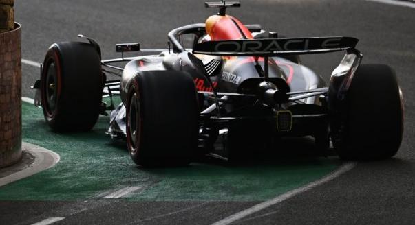 Verstappen a pole-ban, Piastri a falban a bakui időmérőn