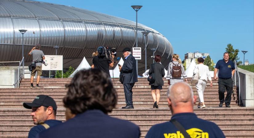 „Felvonatoztam, aztán majd lesz valami” – elmentünk a DPK első gyűlésére