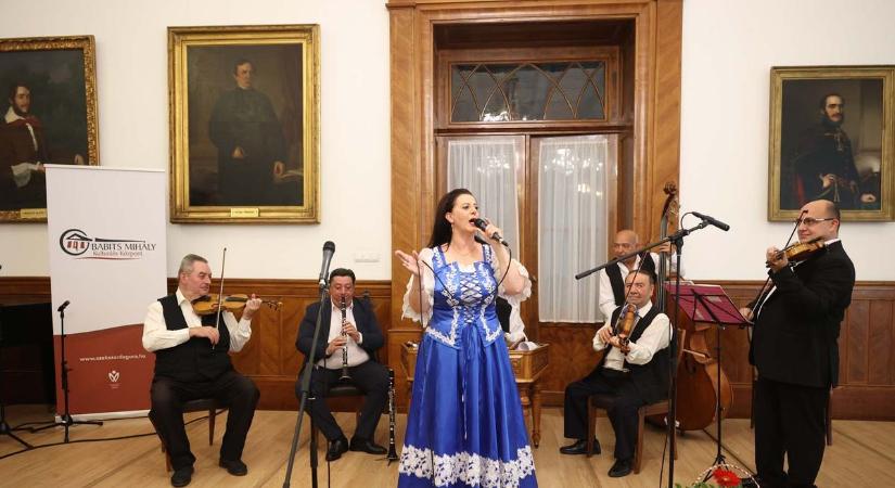 Újvári Marika nótaestje megtöltötte a Vármegyeházát (galéria és videó)