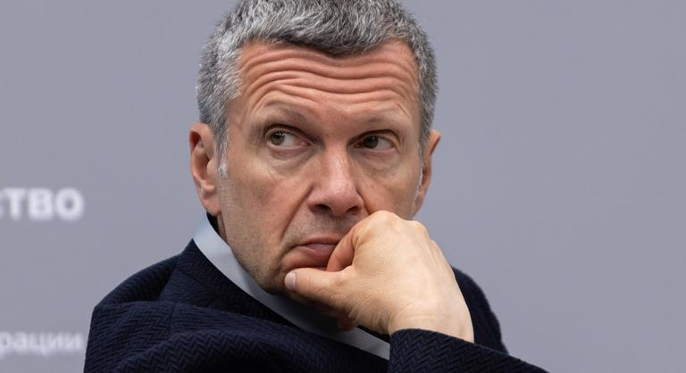 Putyin embere durva, Zelenszkijről készült plakáttal durrantotta be a háborús propagandát