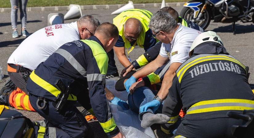 Mi történt? Motoros rendőr, szirénázó tűzoltó- és mentőautó sietve fordult be az egyik debreceni utcába – fotókkal