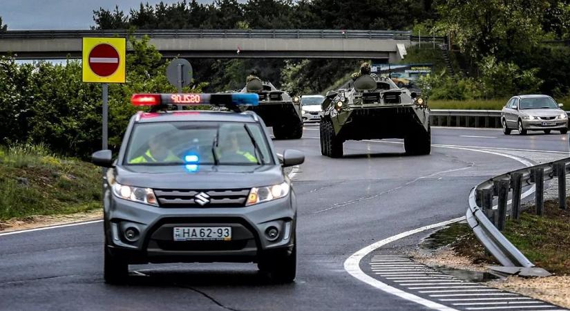 Hatalmas katonai konvoj érkezik Kecskemétre, óvatosságra kérik a közlekedőket
