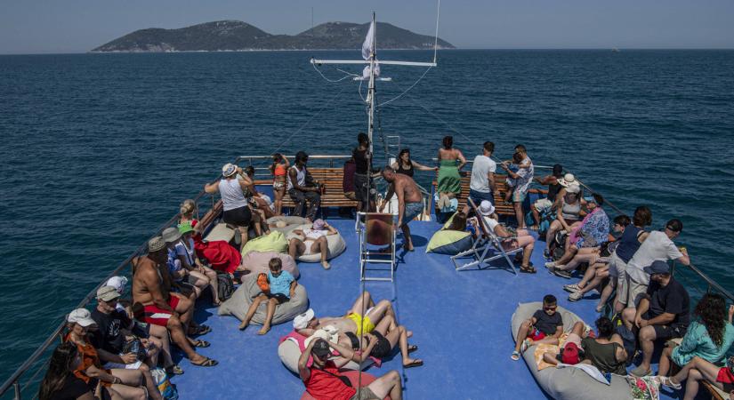 „Úgy pörögtünk a vízen, mint a büdösbogár” – magyar turistacsoport rekedt a nyílt vízen Albániában