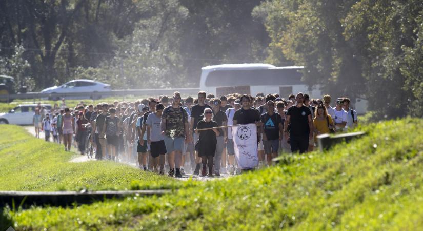 Több százan a Radnóti Emlékmeneten