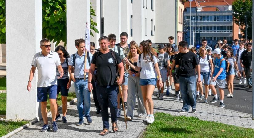 Radnóti lépteinek nyomában - Több száz fiatal járta végig a tragikus sorsú költő utolsó útját - fotók