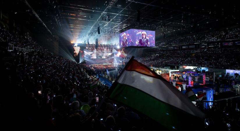 Orbán Viktor bejelentéseket tett a Digitális Polgári Körök nagygyűlésén: a jövő héten fontos vasútvonalat avatnak, Kelet-Magyarországon gyárátadási dömping jön