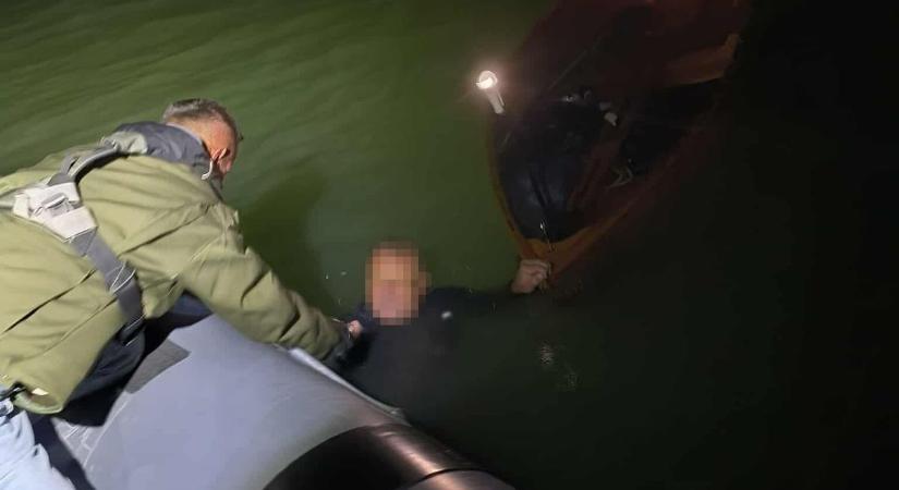 Órákon át kapaszkodott felborult csónakjába egy férfi a Balatonon (fotók)