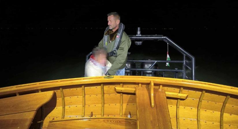 Drámai életmentés éjszaka a Balatonon - három órán át kapaszkodott csónakjába a férfi