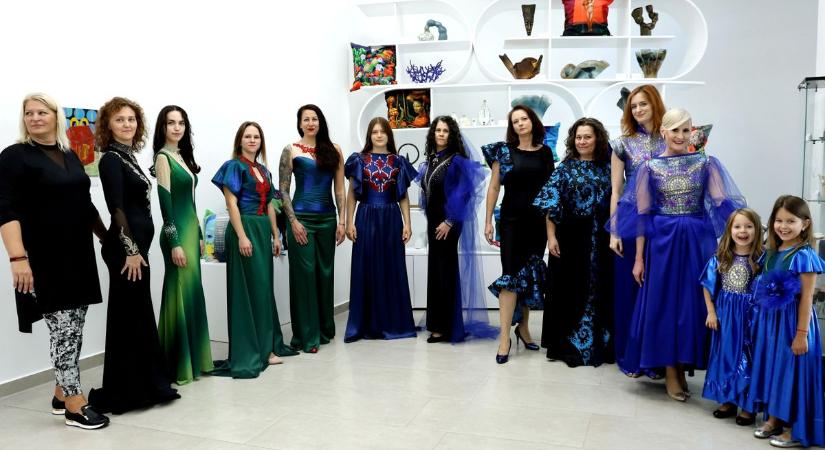Tapsvihar kísérte a szegedi divatbemutatót – mindenkit rabul ejtett a Párizst idéző show – galériával, videóval