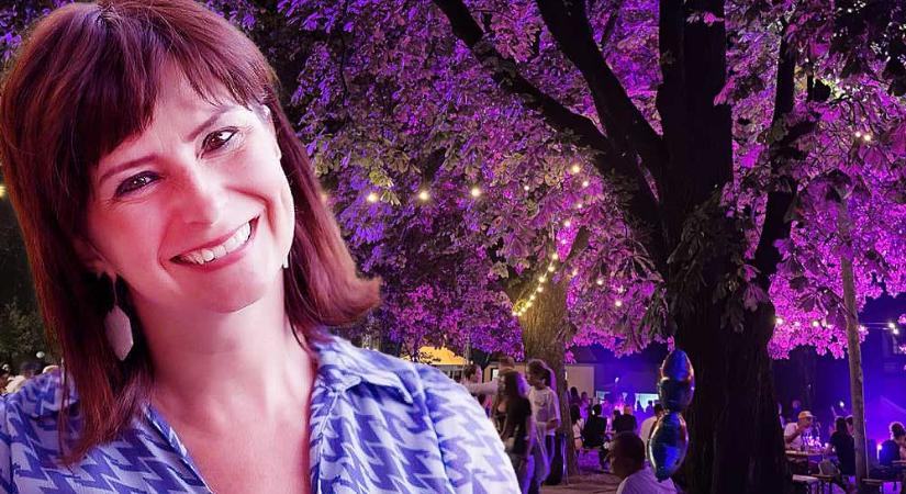 “A Tündi jól nyomja” – RTL-es és fideszes celebeket láttak a pink gesztenyefák alatt Budajenőn szombat este