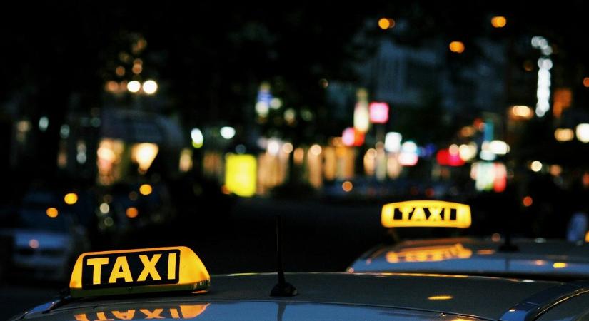 Súlyos taxis baleset történt vasárnap hajnalban a Ferihegyi repülőtérre vezető úton